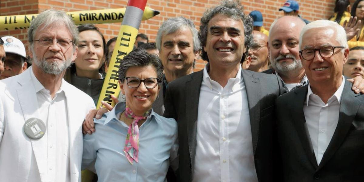 Sergio Fajardo, acompañado de su equipo, inscribió ayer ante la Registraduría su candidatura presidencial.