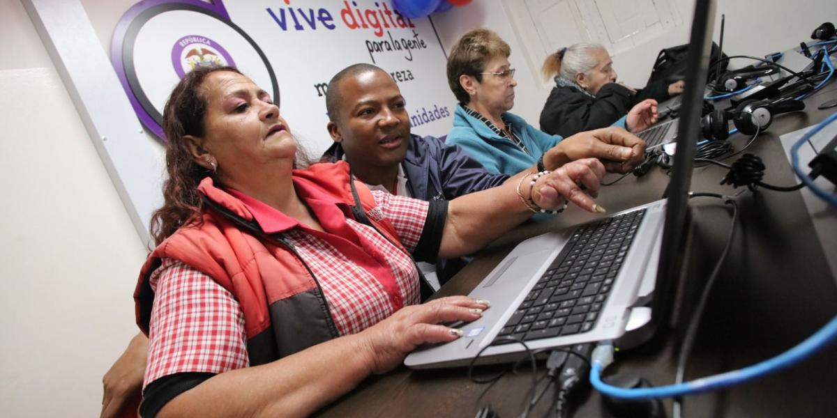 El 81 por ciento de las mujeres en Colombia accede a Internet.