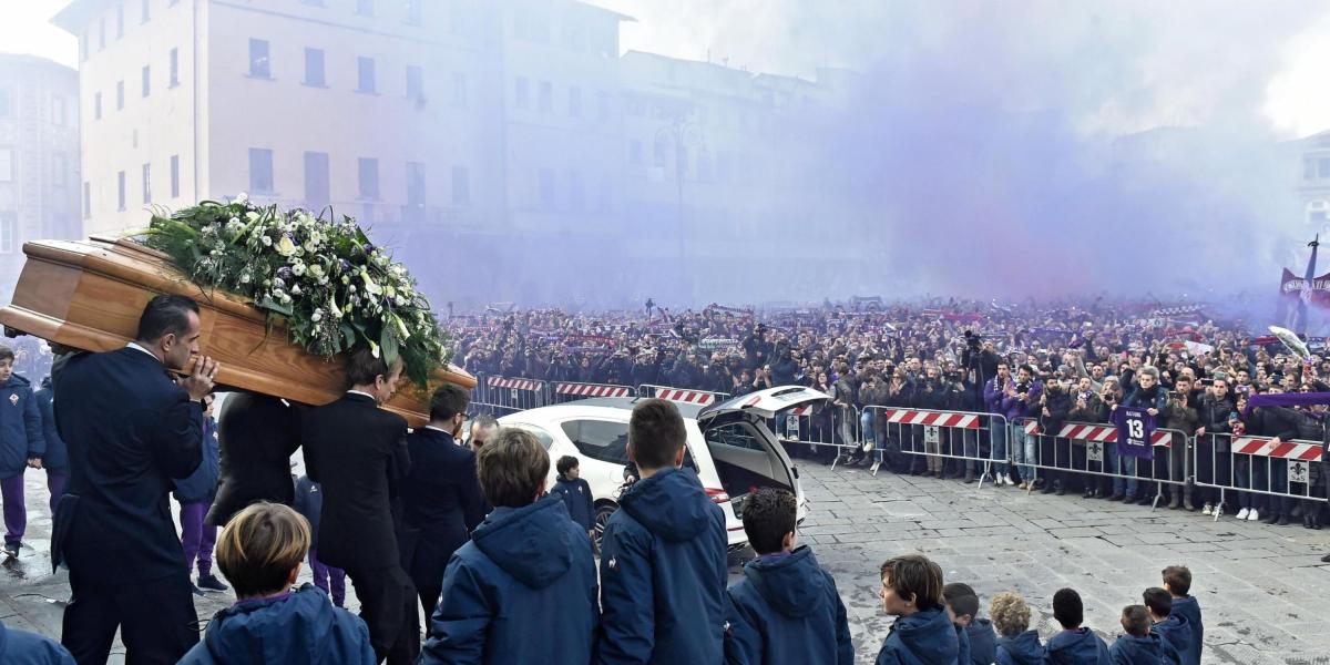 Miles de hinchas de la Fiorentina acompañaron el recorrido del féretro en las calles de Florencia.