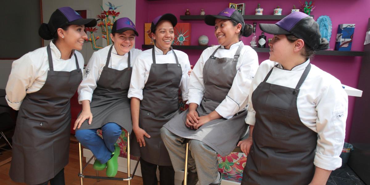 La chef Tatiana Navarro (segunda de izquierda a derecha) lidera la cocina en el Agave Azul, en la carrera 3A n.° 26B-52.