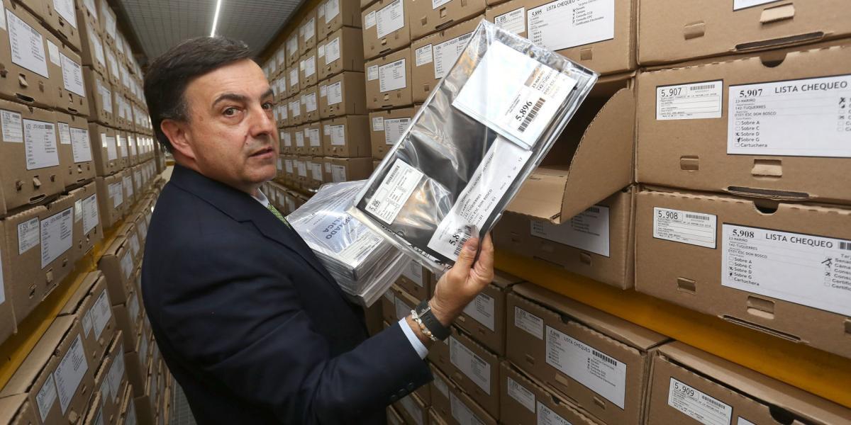 Juan Carlos Galindo con los kits electorales que estarán en todo el territorio nacional.