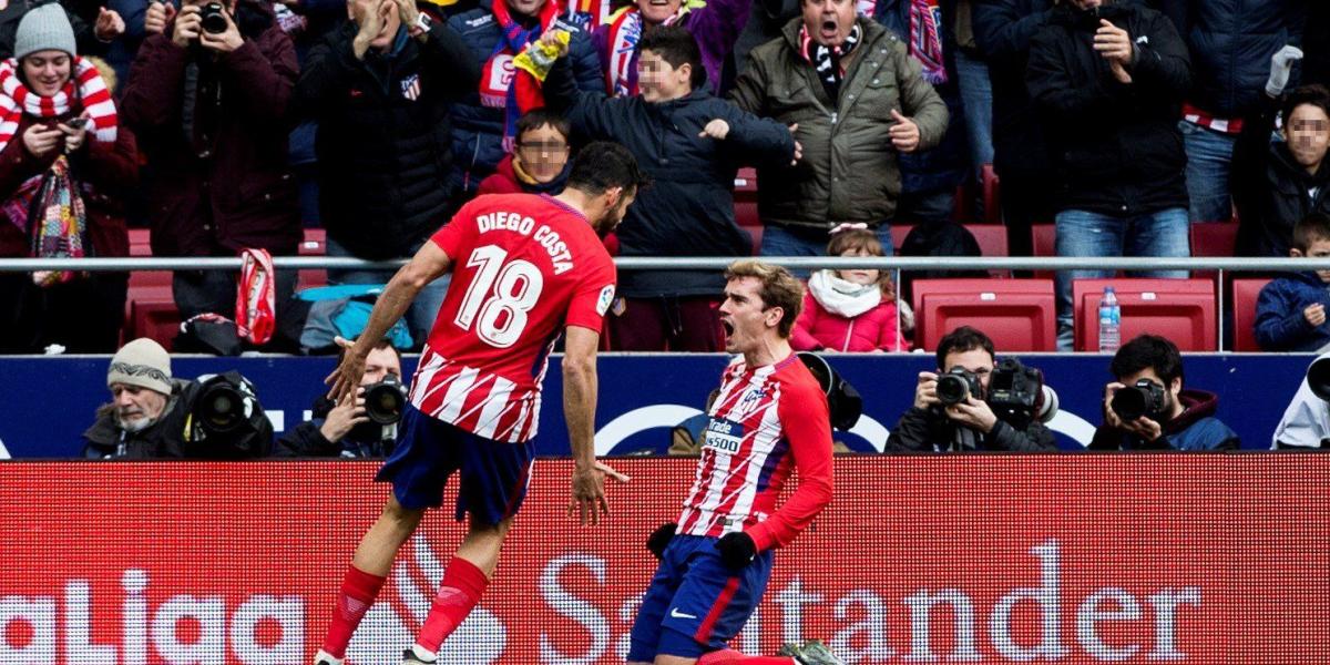 El delantero francés del Atlético de Madrid, Antoine Griezmann (d), y el delantero hispano-brasileño Diego Costa, festejan el primer gol contra del Celta de Vigo,