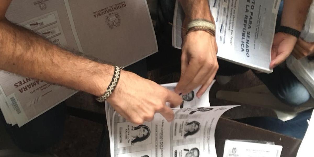 A ciudadanos les tocó fotocopiar tarjetones de consultas para votar