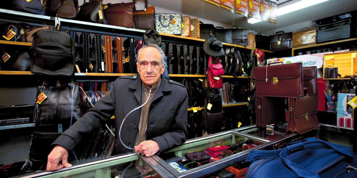 Don Roberto Velásquez, próximo a cumplir 88 años de edad, ha dedicado casi siete décadas al “noble oficio de la talabartería”, como él lo llama.