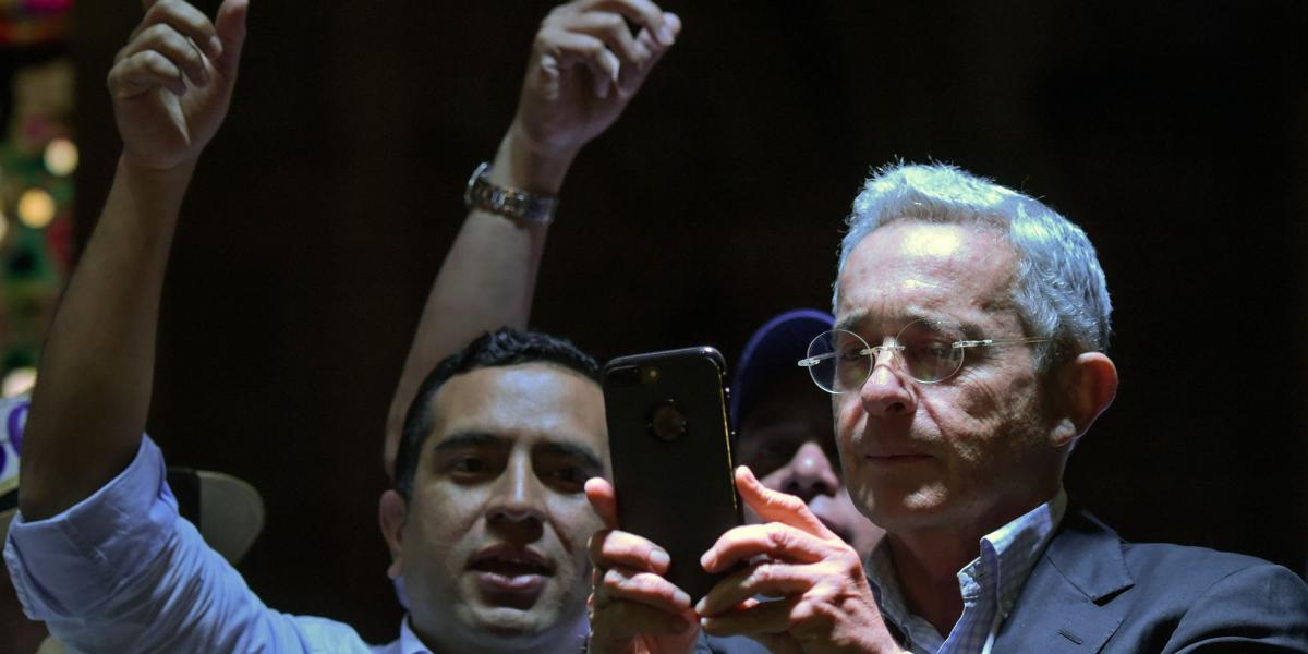 Sube. En 2014, con listas cerradas, el Centro Democrático, partido liderado por el expresidente Álvaro Uribe Vélez, logró 20 curules en el Senado con 2.045.564 votos. En 2018, aunque el partido obtuvo 19 curules, se convierte en la primera fuerza política de la cámara alta tras conseguir 2.491.825 votos.