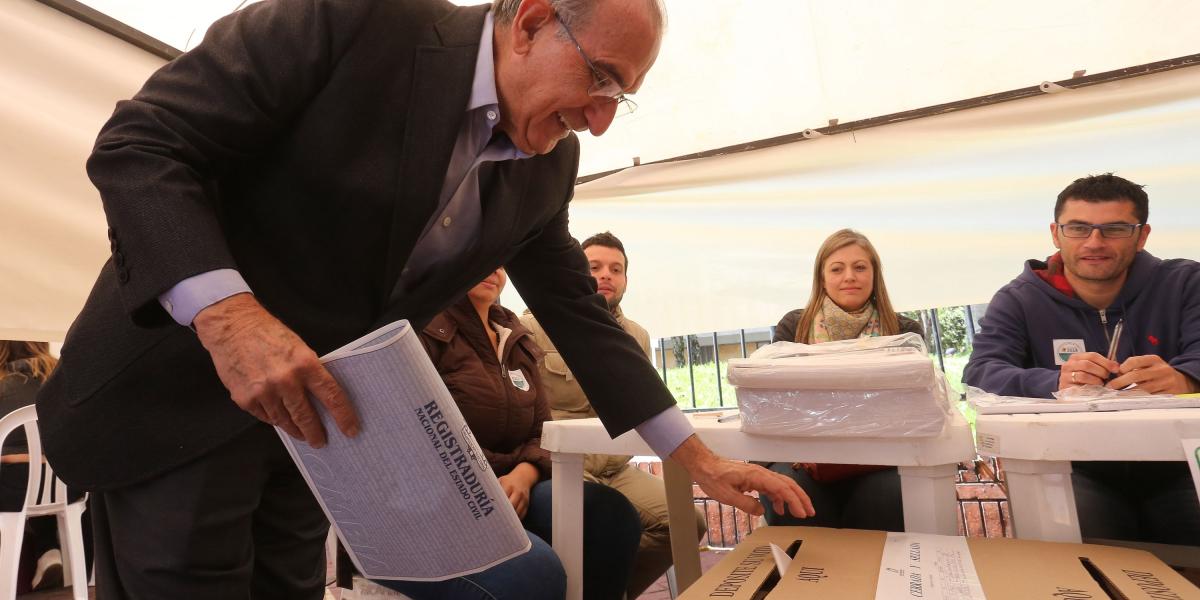 El candidato presidencial del Partido Liberal, Humberto de la Calle, cuando votó en las elecciones de este domingo 11 de marzo.