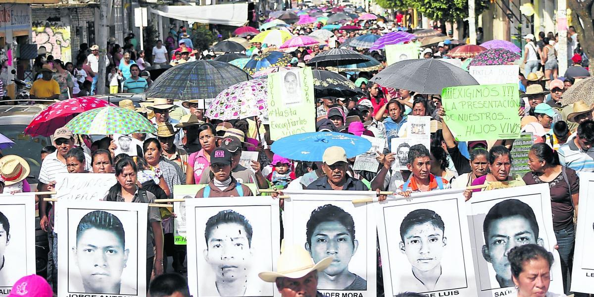 Marcha exigiendo la liberación de los 43 jóvenes desaparecidos en Ayotzinapa, México.