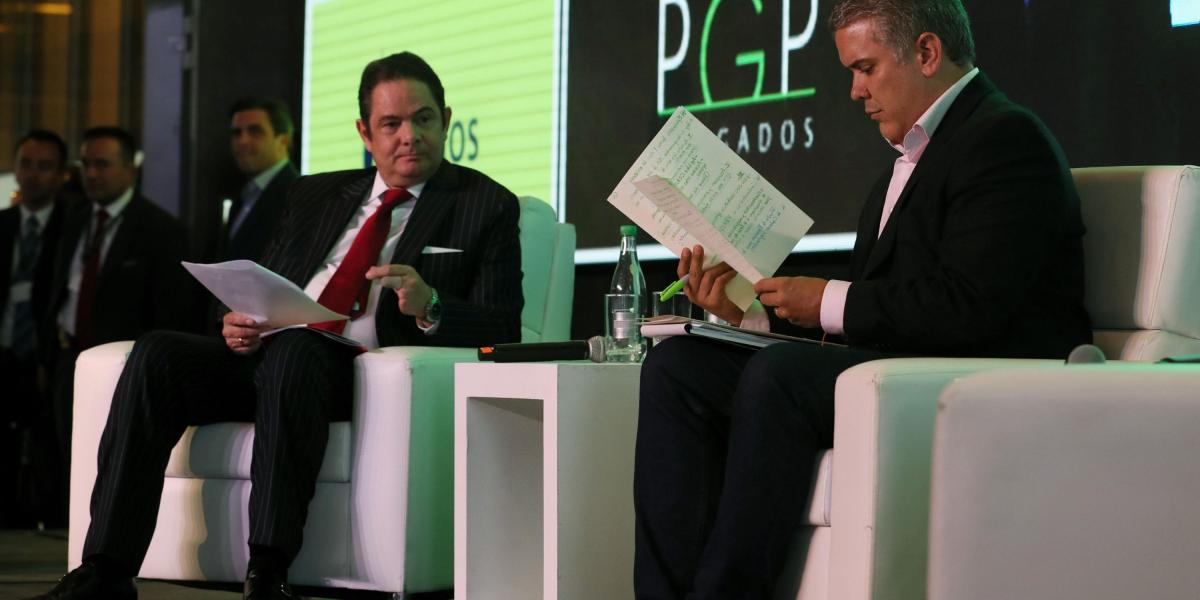 Los candidatos presidenciales Iván Duque (d) y Germán Vargas Lleras (i) participan en un encuentro organizado por la Cámara Colombiana de la Construcción (Camacol).