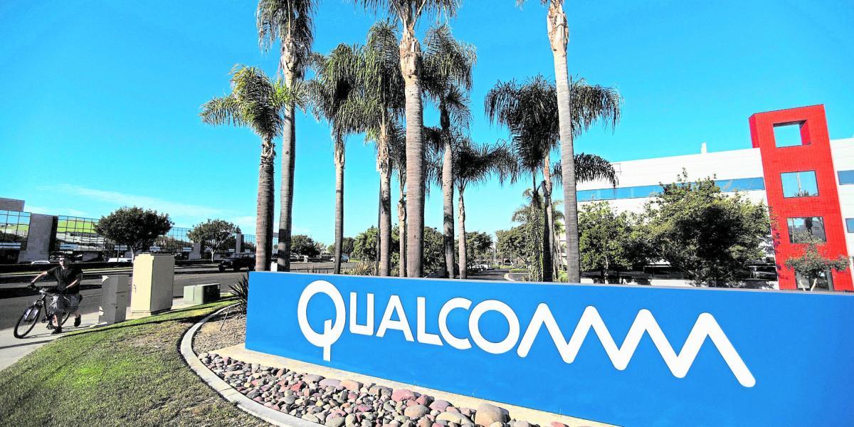 El letrero de la firma Qualcomm es visto en el campus de San Diego, California.