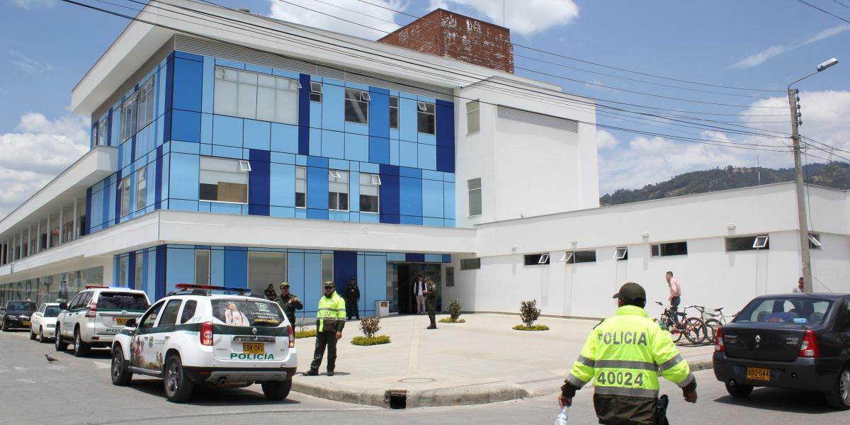 Autoridades encontraron a la joven caminando por una vía del departamento y la llevaron al Hospital San Vicente de Paul, en Paipa, para que recibiera atención médica.