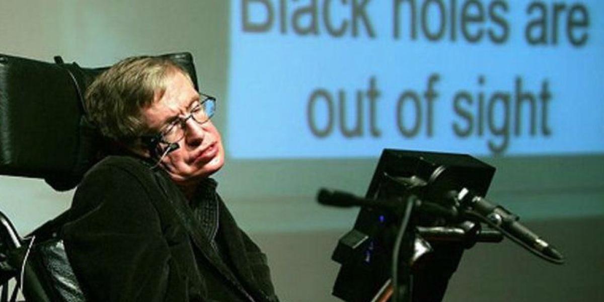 La enfermedad fue paralizando lentamente a Stephen Hawking, dejándolo con movimiento sólo en dos dedos y algunos músculos faciales.