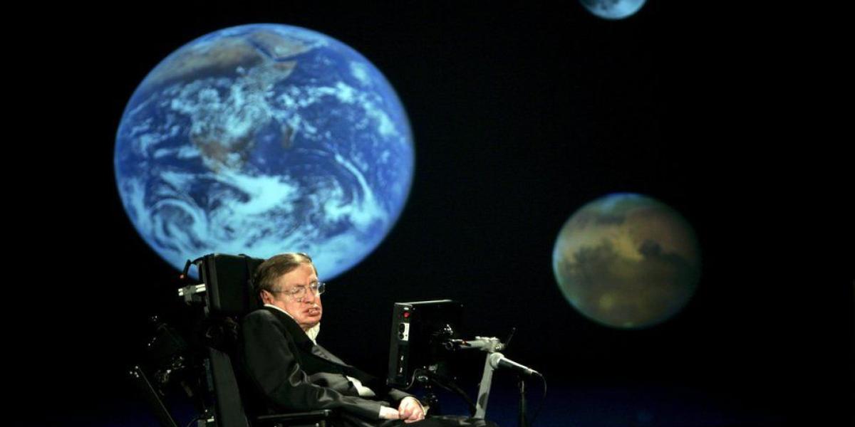 Stephen Hawking da una charla en una universidad
