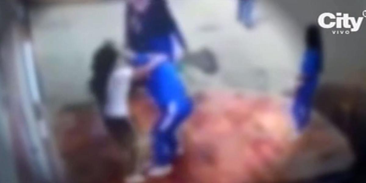 En video quedó registrada agresión a una joven universitaria