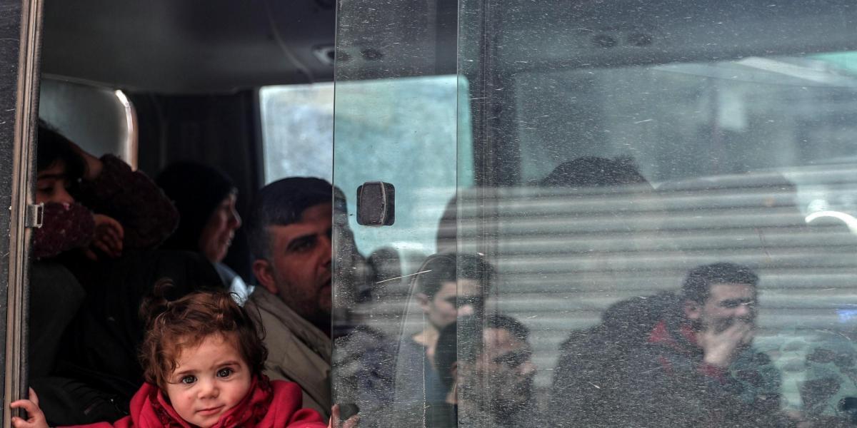 Una niña es evacuada de la región de Guta Oriental, en Siria.