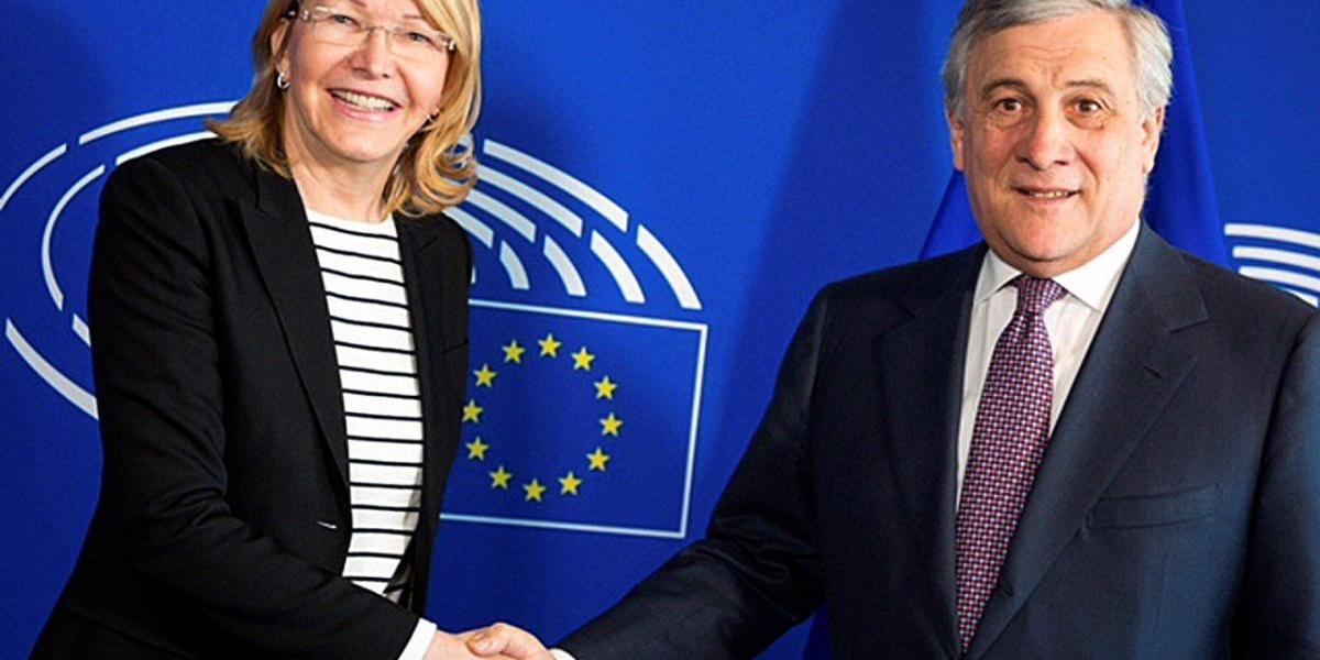 La exfiscal general de Venezuela Luisa Ortega, junto al presidente del Parlamento Europeo, Antonio Tajani,