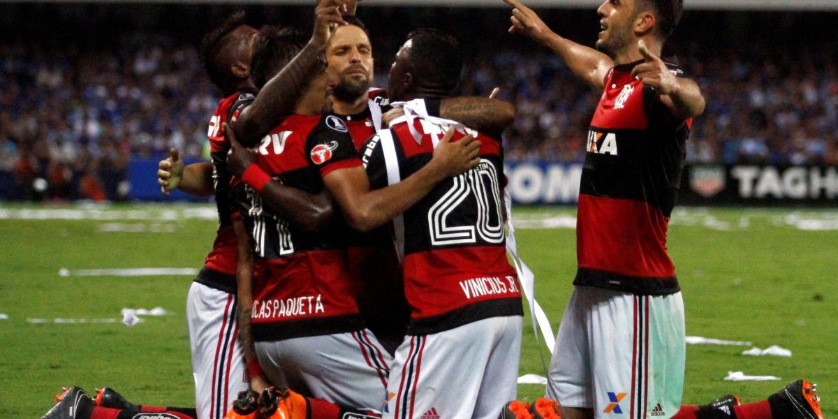 Jugadores de Flamengo celebran el triunfo, 2-1, sobre Emelec.