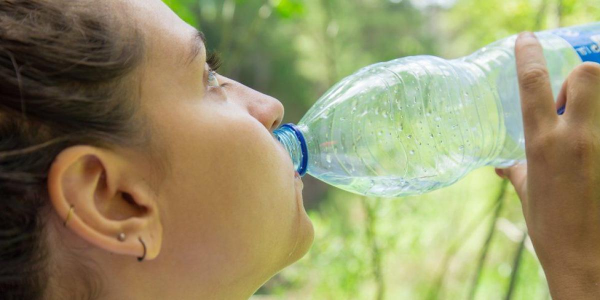 Un nuevo estudio descubrió partículas plásticas en casi todas las botellas de agua que analizó.