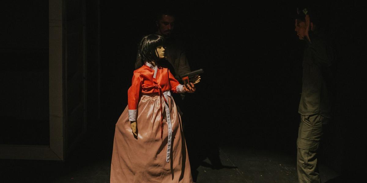 La obra teatral 'Souvenir asiático', con la presencia de actores y muñecos, se presentará en el Teatro Colón. Foto: Los Animalistas.