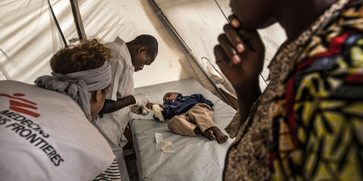 Las enfermeras de MSF examinan a un niño en el centro de tratamiento de cólera en Katana, República Democrática del Congo.