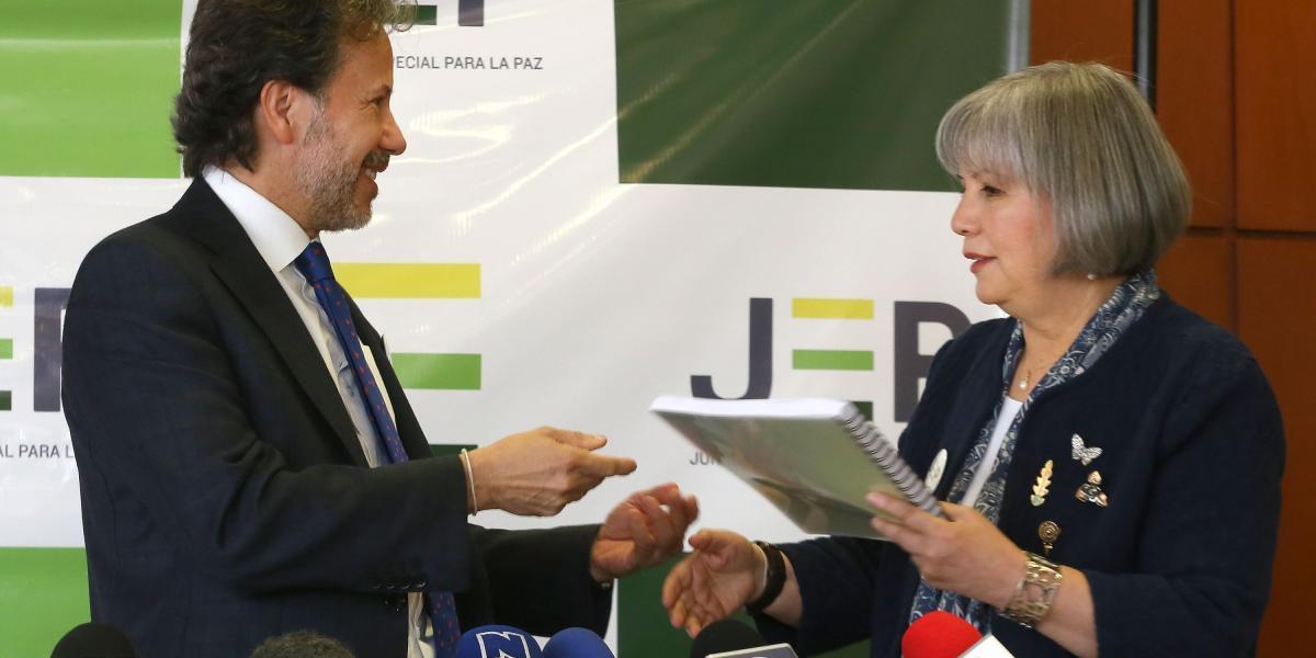 Patricia Linares, presidenta de la JEP, recibe de Néstor Raúl Correa la lista de postulados.