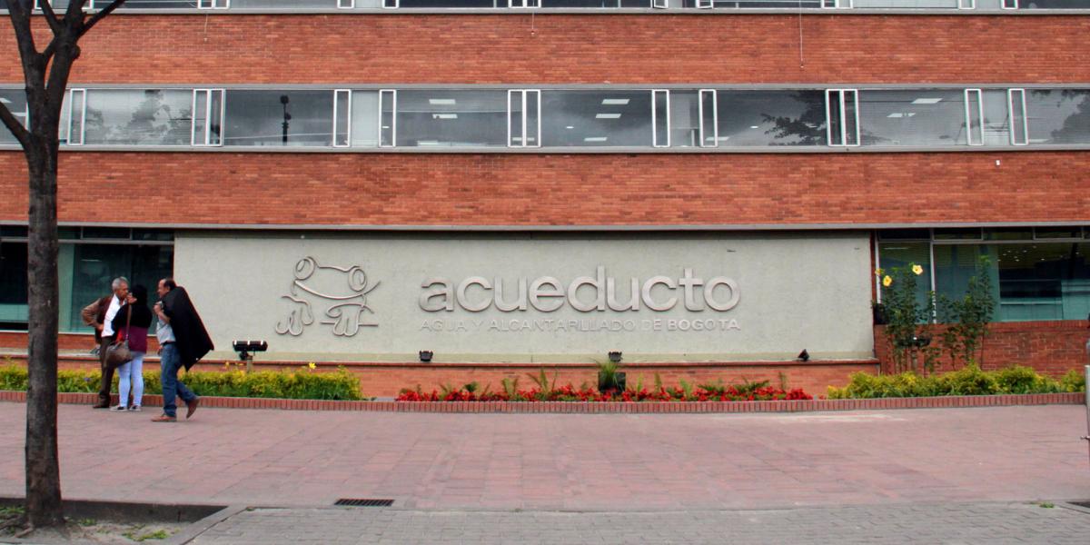 En el 2016, la EAAB pagó una multa millonaria que le impuso la SIC por violación a la libre competencia en el esquema de basuras de Bogotá.