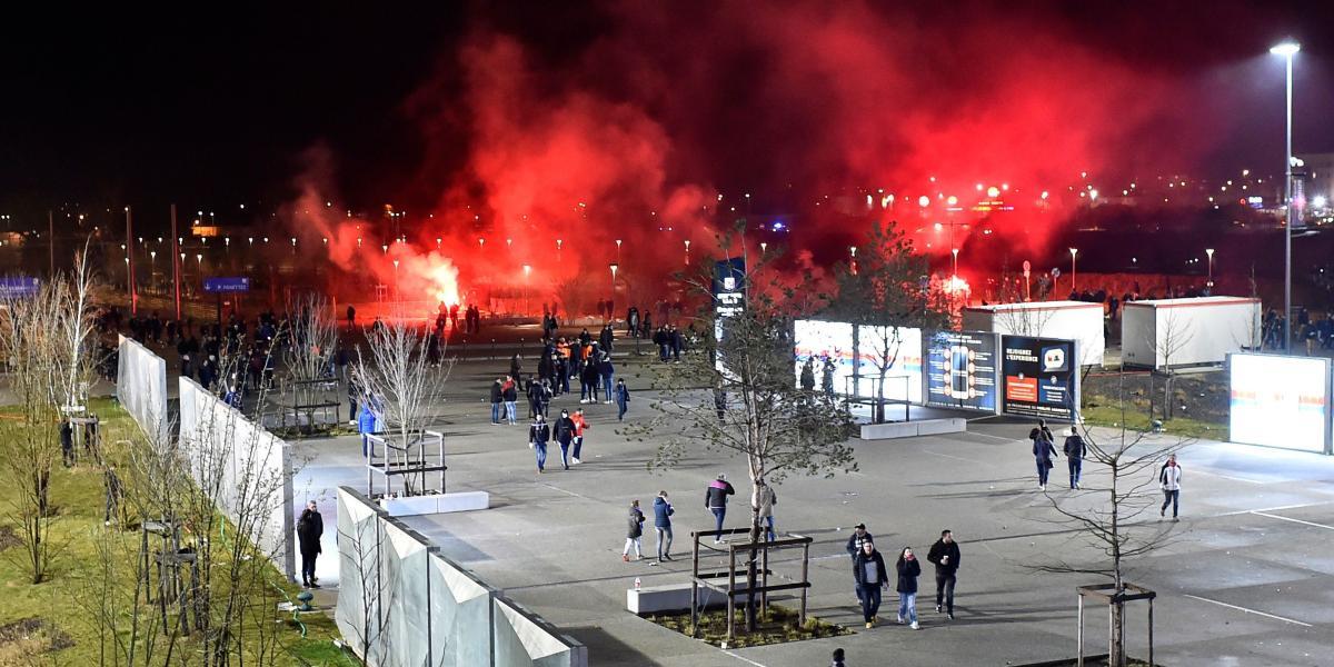 Fanáticos del Lyon encapuchados protagonizaron una gresca contra la Policía.
