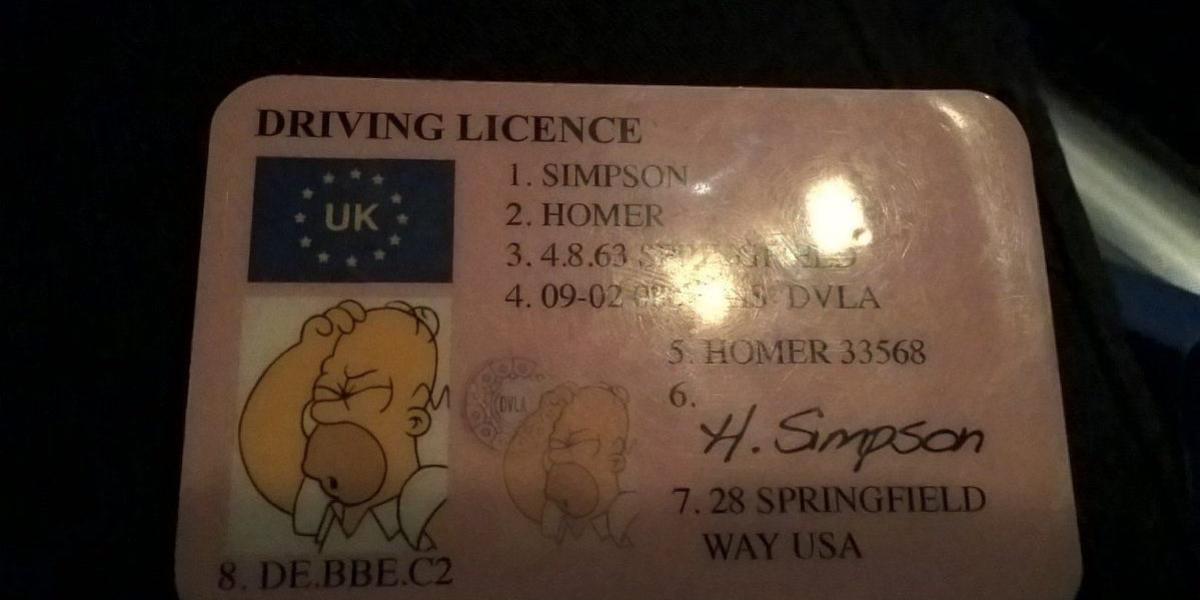 El conductor no llevaba la licencia de conducción en orden y quiso burlar a las autoridades con una impresión fraudulenta de Homero Simpson.