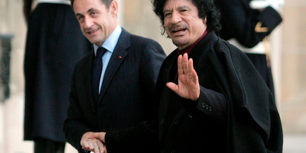 El entonces presidente francés Nicolas Sarkozy (i.) reunido con el líder libio Muamar Gadafi en 2007.