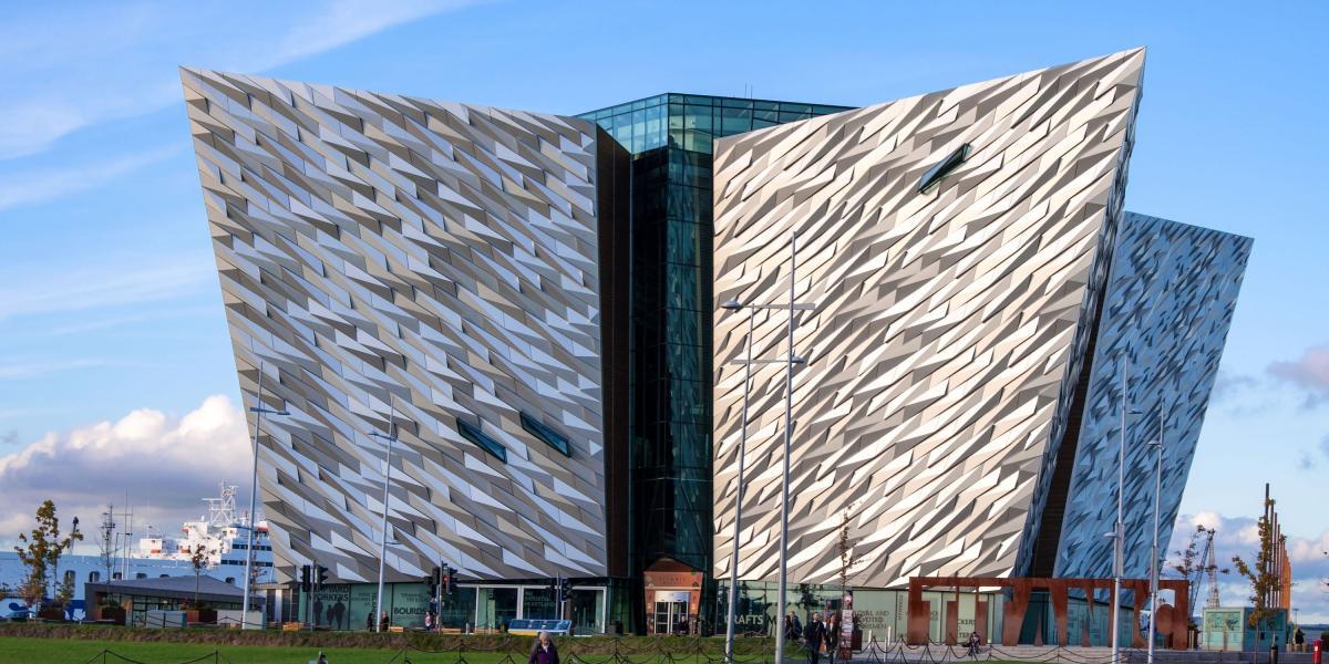 En el Titanic Belfast se puede conocer cómo se construyó el transatlántico más famoso de la historia.