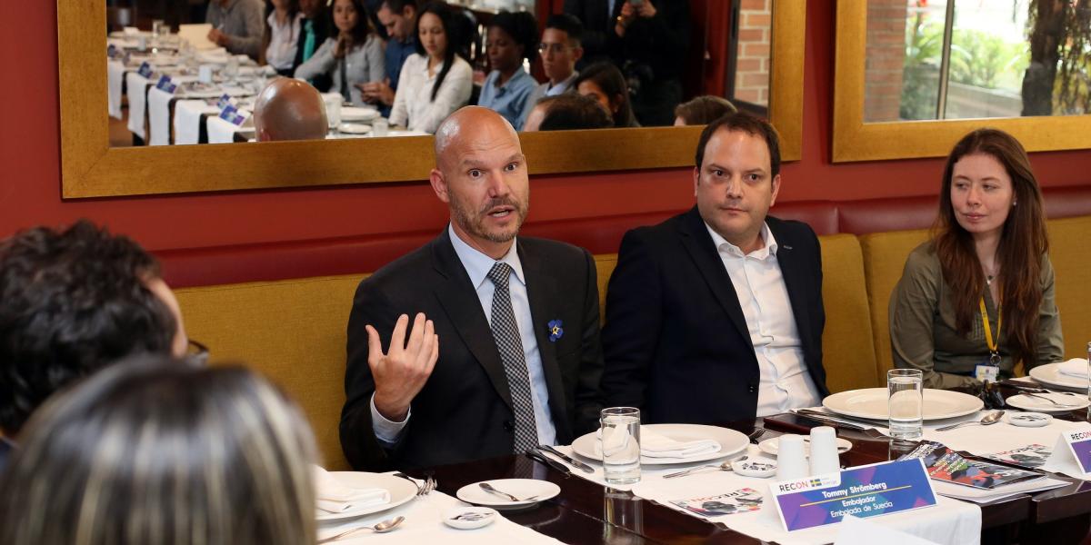 Tommy Stromberg, embajador de Suecia en Colombia, y Andrés Santamaría Garrido, presidente de Recon, junto a los líderes de los emprendimientos sociales.