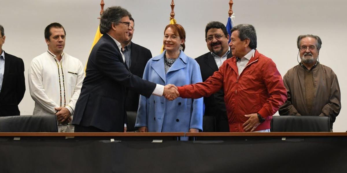 Gustavo Bell, jefe negociador del Gobierno, y 'Pablo Beltrán', jefe de la delegación del Eln, acompañados este jueves 22 de marzo en Quito por la canciller ecuatoriona, María Fernanda Espinosa.