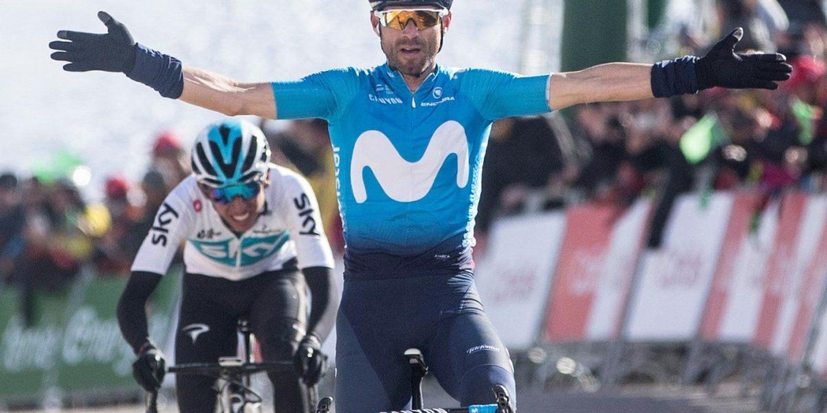 Alejandro Valverde gana la etapa. Detrás llega Egan Bernal.