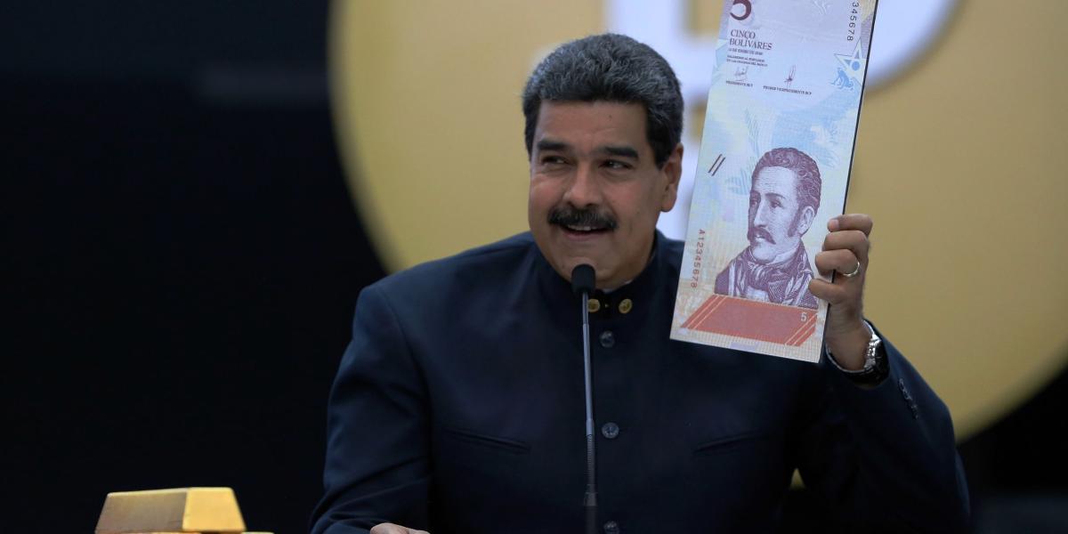 El presidente de Venezuela, Nicolás Maduro, al anunciar el lanzamiento de la nueva moneda sin tres ceros y barras de oro por el hallazgo de una gran mina de ese metal.
