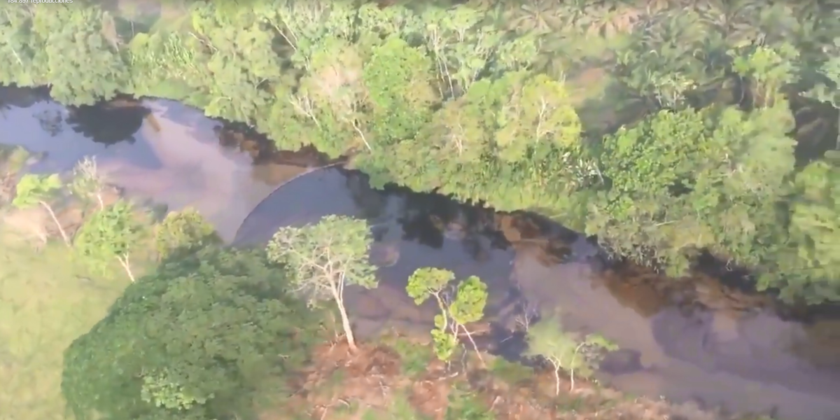 La Fundación Jaibaná hizo un sobrevuelo sobre el Caño Lizama para divisar la extensión del fluido, que ya abarca las aguas del río Sogamoso.