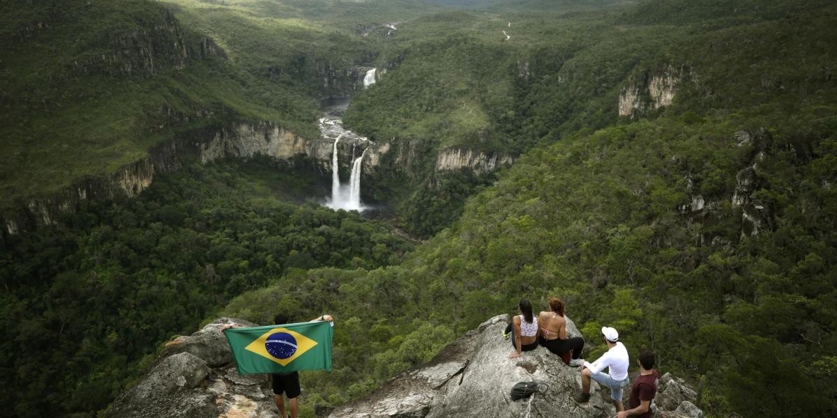 Fotografía fechada el 17 de marzo de 2017, muestra a un grupo de turistas mientras observan el paisaje, en el Mirador de la Ventana, con los Saltos del Río Negro (Salto del Garimpai) de fondo, en Sao Jorge (Brasil).