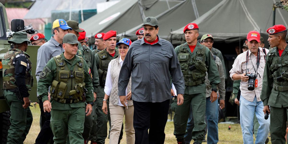 El presidente venezolano, Nicolás Maduro, se rodea de militares a quienes protege y vigila, para evitar conspiraciones.