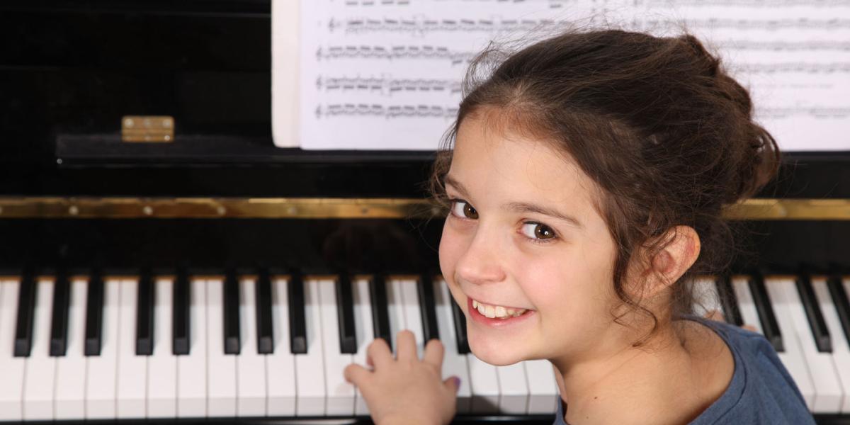 El aprendizaje de la música contribuye a mejorar la capacidad de escucha, concentración y abstracción, entre otras habilidades.
