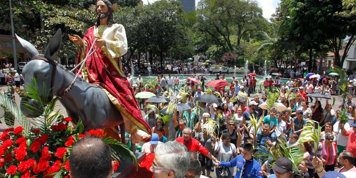 Cientos de creyentes se congregaron en distintos sitios de la ciudad para celebrar el Domingo de Ramos.