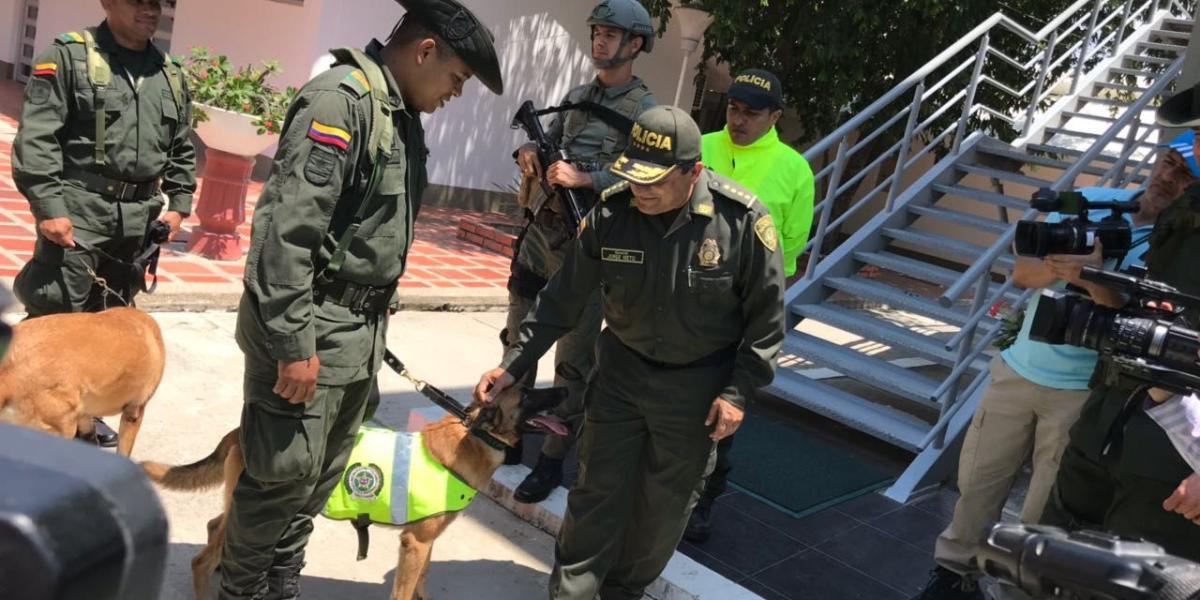 El agudo olfato de Orión, perro  de la Policía Antinarcóticos de la Policía fue lo que llevó a descubrir las dos toneladas de cocaína en el puerto de Santa Marta. Aquí con el director de la Policía, general Jorge Hernando Nieto.