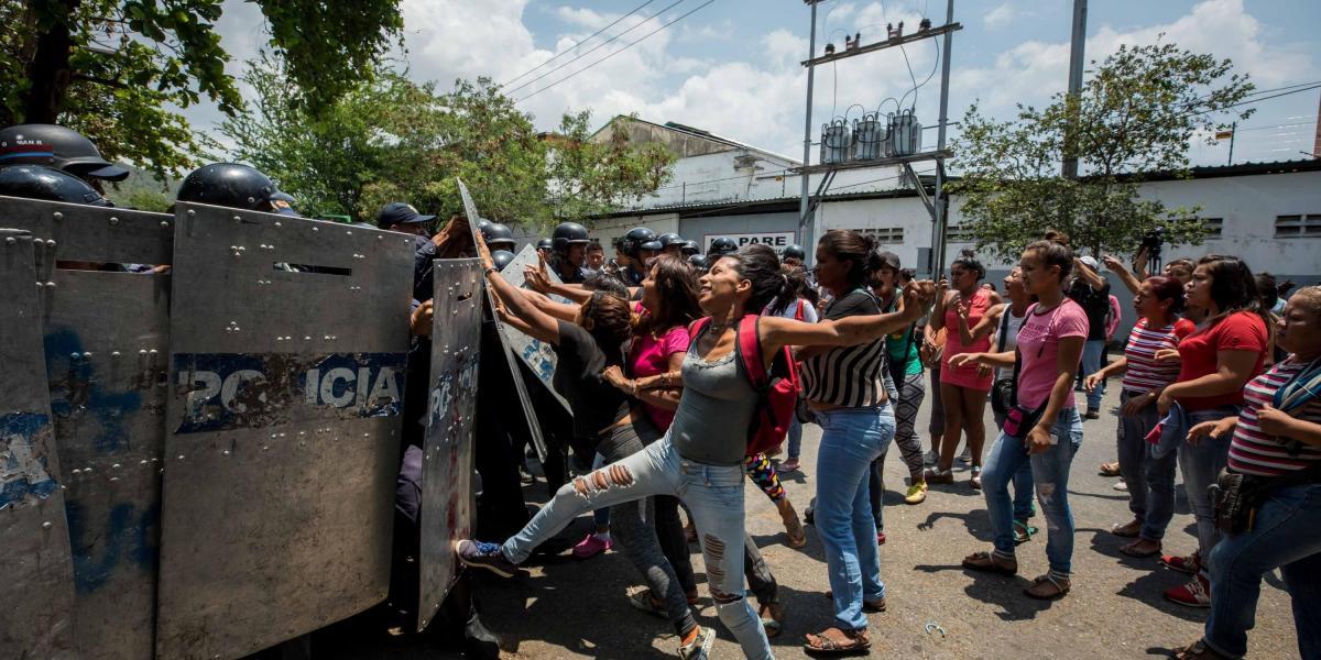 Un grupo de familiares de presos protestaron ante miembros de la Policía en las inmediaciones del centro de reclusión de la Policía Estatal de Carabobo (centro) en Valencia (Venezuela).