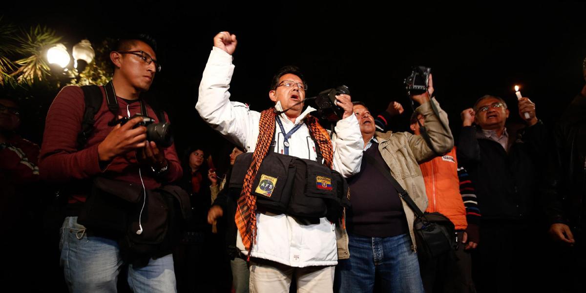 Decenas de periodistas ecuatorianos exigieron la liberación de los dos comunicadores secuestrados.