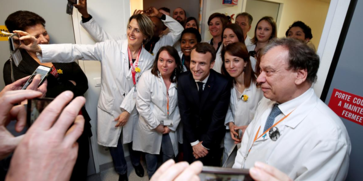 El presidente francés Emmanuel Macron justo a investigadores del Institut Curie Hospital en París, Francia.
