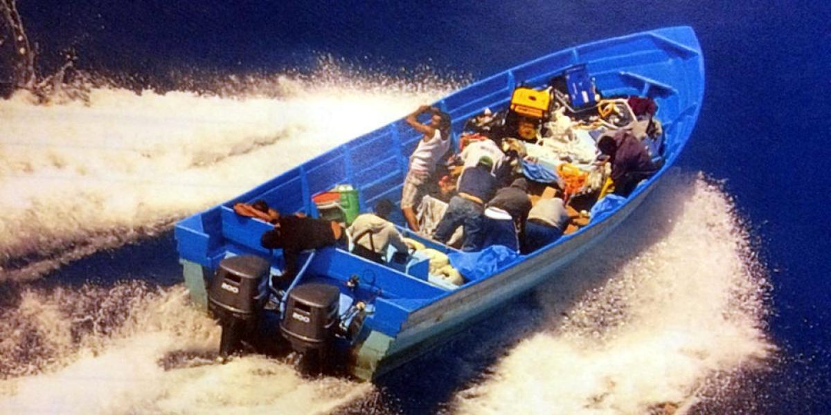 Interceptación de una embarcación cargada con presunta droga en mar de Guerrero (México).