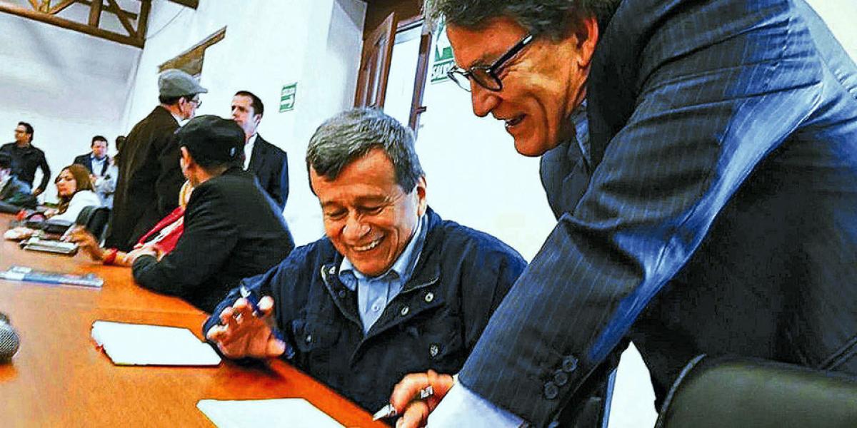 El jefe negociador del Gobierno en los diálogos con el Eln, Gustavo Bell, intercambia opiniones con Pablo Beltrán, representante en la mesa de esa guerrilla.