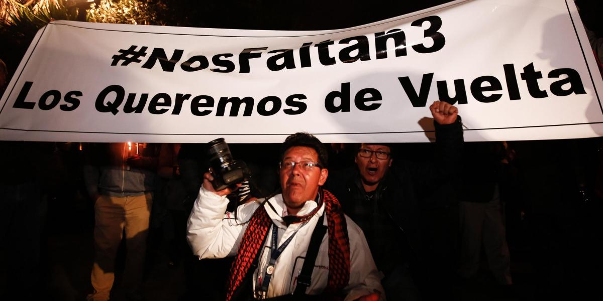 Un grupo de personas durante una vigilia frente al Palacio de Gobierno, en Quito (Ecuador) por la vida de los secuestrados, que tuvo lugar el pasado 27 de marzo.