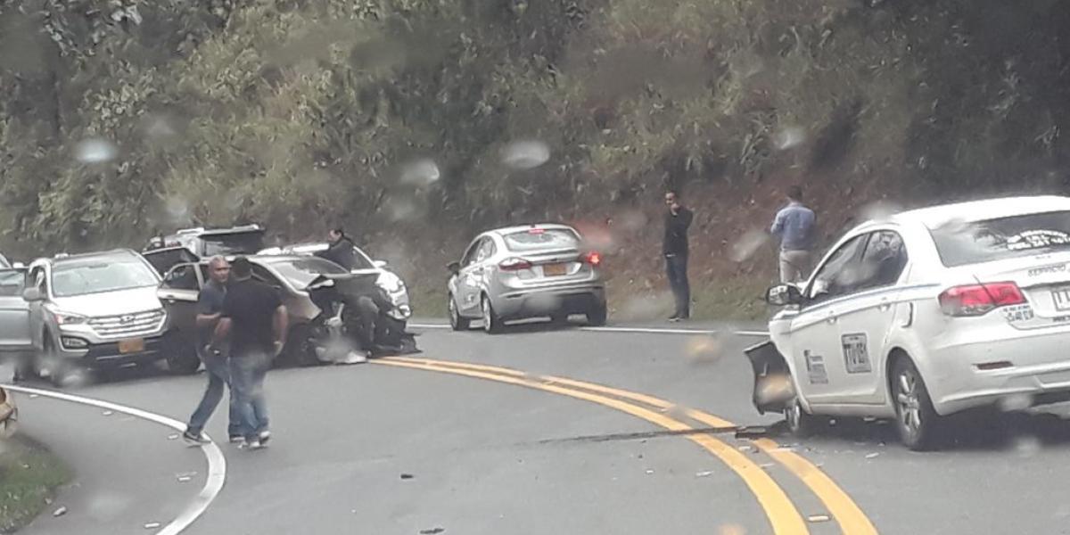El accidente en la vía Las Palmas causó congestión y afectó a viajeros desde y hacia el aeropuerto de Rionegro.