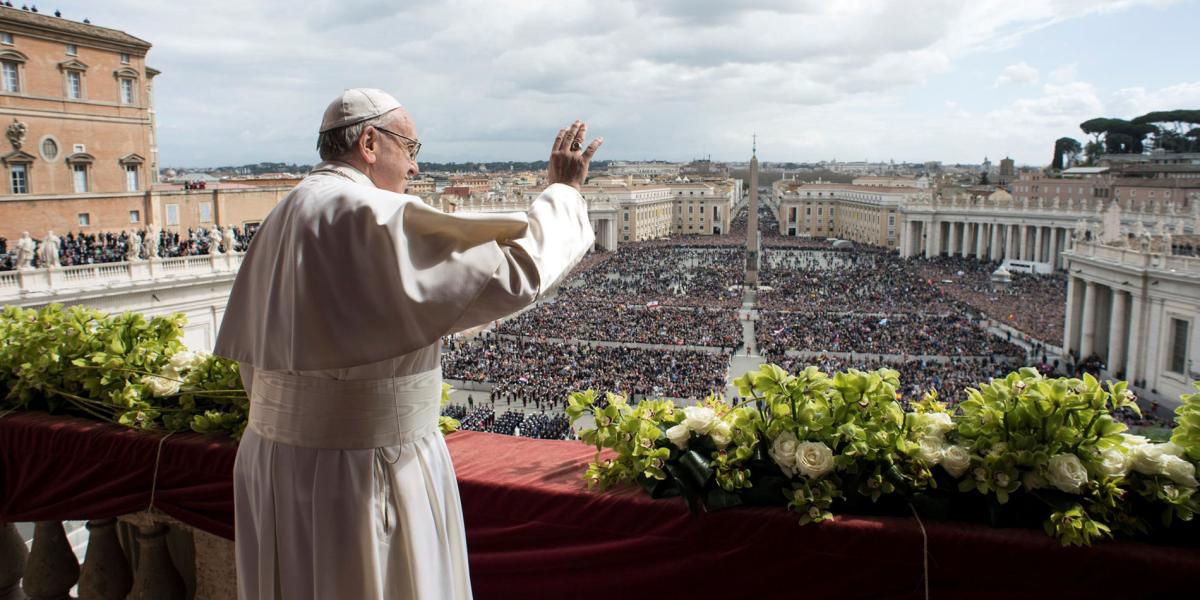 Cerca de 80.000 personas se congregaron en la plaza San Pedro para escuchar el discurso del Papa que enfocó hacia los conflictos del planeta.