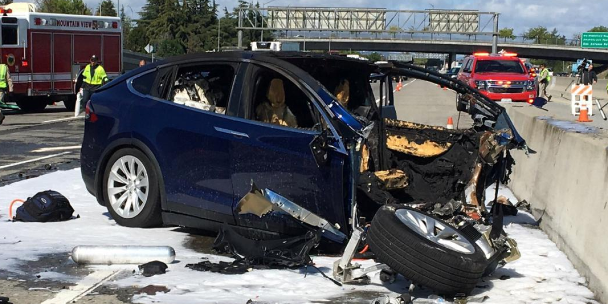 El vehículo Tesla que se accidentó en la autopista 101 en Mountain View, California el pasado marzo 25 de 2018.