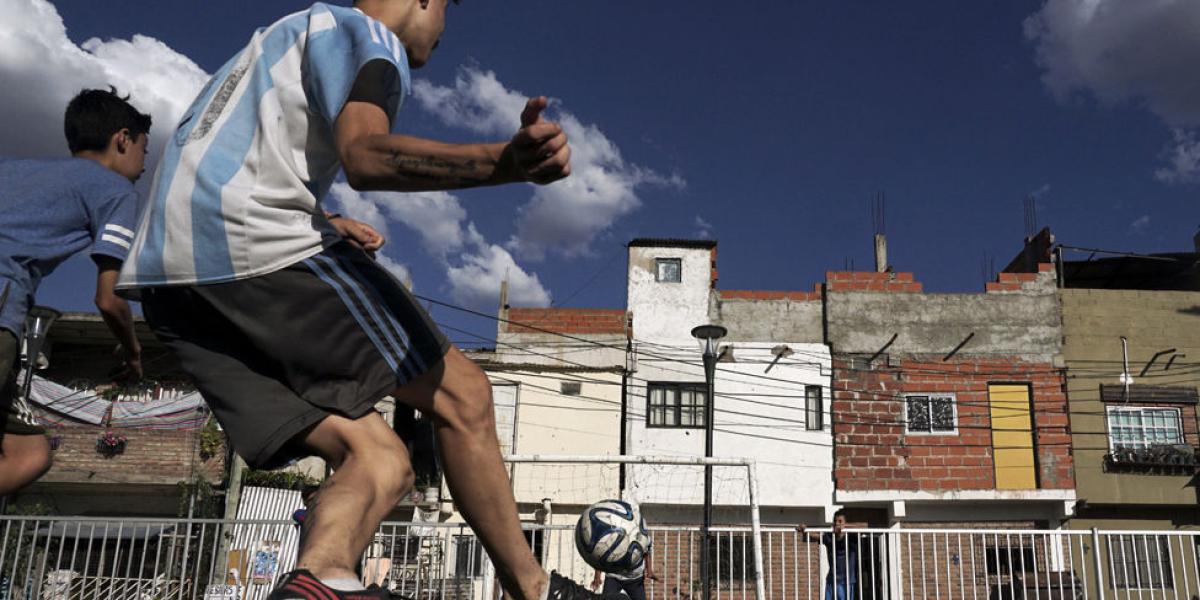 Argentina tiene los mejores jugadores del mundo gracias a que el fútbol se vive como una religión desde temprana edad.
