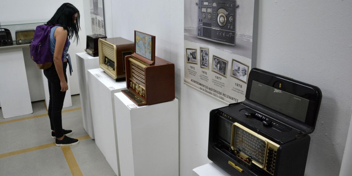 La muestra incluye desde radios que datan de 1930, hasta dispositivos actuales.